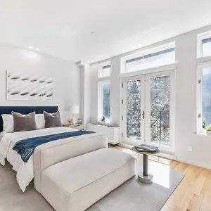 Holiday home Maison Bella - Modern Studio W Charming Juliet Balcony, New York