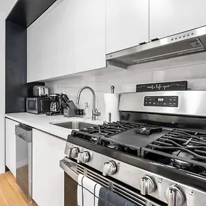 Holiday home Modern Studio With Charming Juliet Balcony In Upper East Side, New York